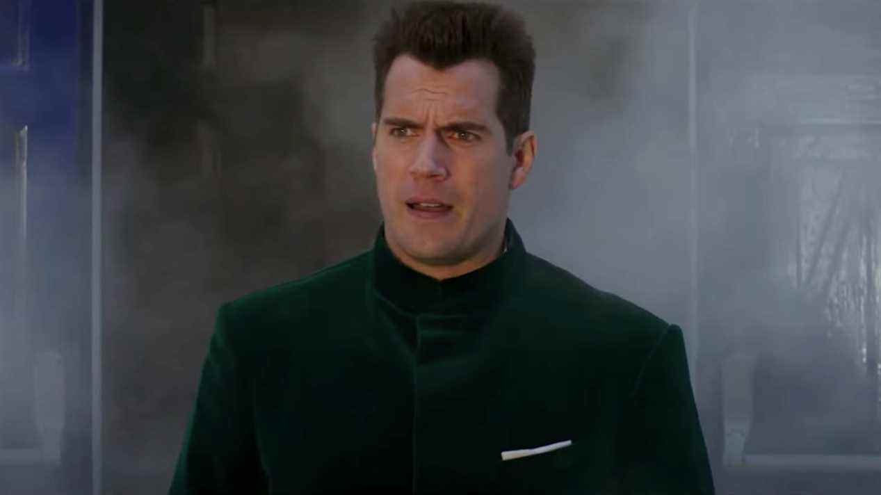 Henry Cavill sort de la fumée dans une veste en velours vert à Argylle.