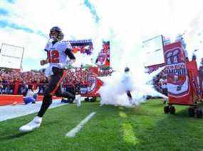 Tom Brady des Buccaneers de Tampa Bay court sur le terrain avant le match contre les Rams de Los Angeles.