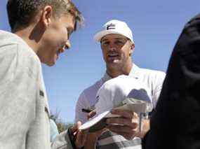 Bryson DeChambeau signe des autographes lors d'une ronde d'entraînement mardi pour le championnat du monde de golf-Dell Technologies Match Play de cette semaine au Austin Country Club au Texas.  DeChambeau fait son retour sur le PGA Tour après sept semaines d'arrêt pour soigner des blessures à la hanche et à la main.