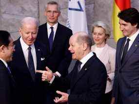 Le premier ministre Justin Trudeau se tient au bord d'un groupe de dirigeants mondiaux au sommet du G7 à Bruxelles.  Il s'agit du Premier ministre japonais Fumio Kishida, du président américain Joe Biden et du chancelier allemand Olaf Scholz, du secrétaire général de l'OTAN Jens Stoltenberg et de la présidente de la Commission européenne Ursula von der Leyen.