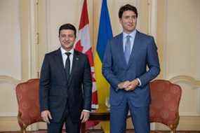 Le président ukrainien Volodymyr Zelenskyy photographié avec le premier ministre Justin Trudeau lors d'une réunion en 2019 à Toronto, où les sujets abordés comprenaient «la possibilité d'une agression russe».  Ancien acteur et comédien qui a déjà joué le rôle du président ukrainien dans une émission de télévision populaire, le refus catégorique de Zelensky de quitter Kiev l'a marqué comme le visage de la résistance ukrainienne à l'invasion russe.