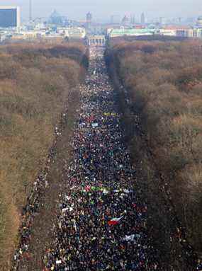 Des manifestants tiennent des drapeaux ukrainiens lors d'une manifestation anti-guerre à la porte de Brandebourg à Berlin, en Allemagne, le 27 février 2022. REUTERS/Fabrizio Bensch