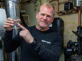 Cutline: Mike Holmes suggère qu'un système de filtration d'eau pour toute la maison est un excellent moyen de s'assurer que chaque goutte d'eau dans votre maison est propre, nette et sans toxines.  Cela élimine également le besoin de bouteilles d'eau en plastique à usage unique, ce que tout le monde devrait faire.