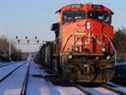 Un train de marchandises des Chemins de fer nationaux du Canada à Tyendinaga, en Ontario.