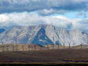 Des éoliennes produisent de l'électricité dans les contreforts ondulants et venteux des montagnes Rocheuses, près de la ville de Pincher Creek, en Alberta.