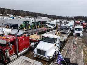 Des centaines de véhicules, dont des camions à 18 roues, des camping-cars et d'autres voitures, font partie d'un convoi qui a traversé les États-Unis en direction de Washington DC pour protester contre les mandats liés à la maladie à coronavirus (COVID-19) et d'autres problèmes à Hagerstown, Maryland, États-Unis, le 5 mars , 2022. REUTERS/Stephanie Keith