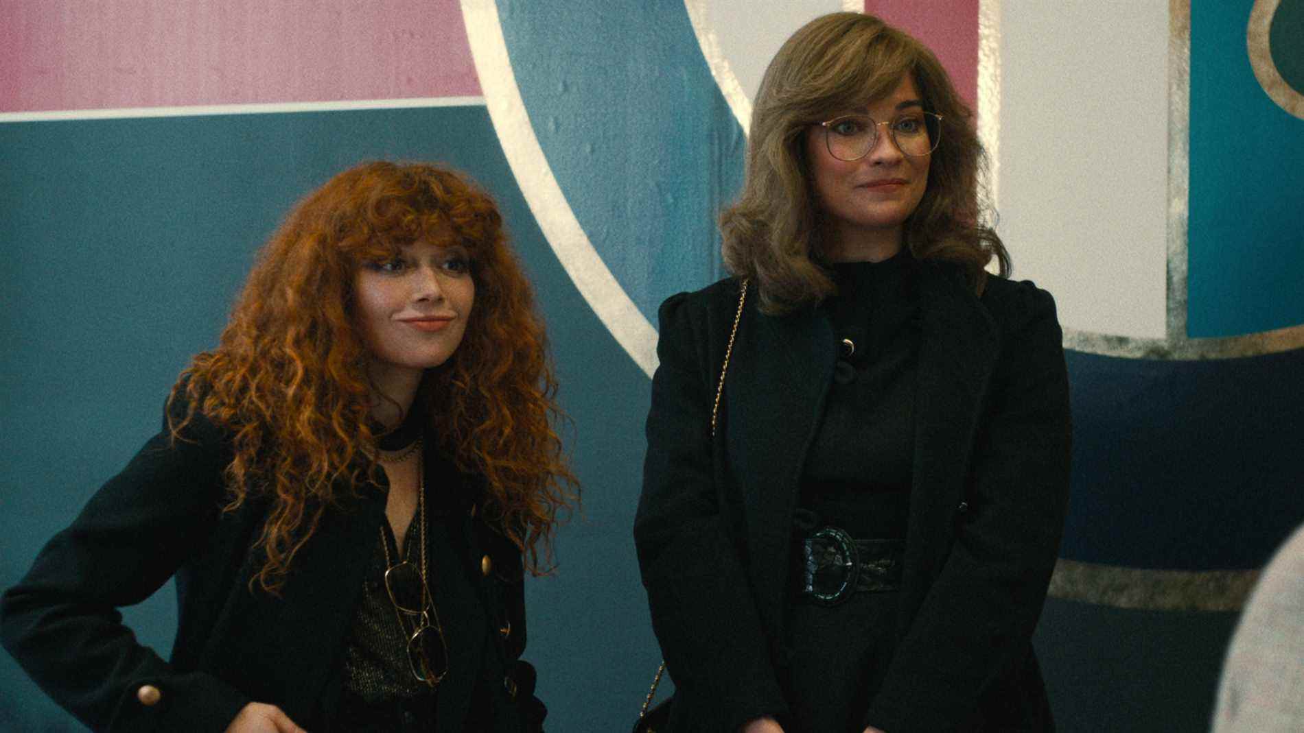 Natasha Lyonne et Annie Murphy dans Poupée russe saison 2