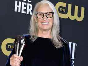 La réalisatrice néo-zélandaise Jane Campion pose dans la salle de presse avec le prix du meilleur réalisateur pour 