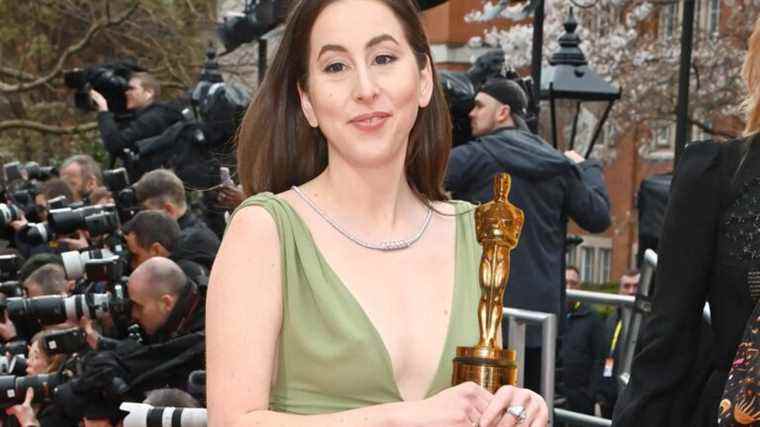 Alana Haim holding an Academy Award