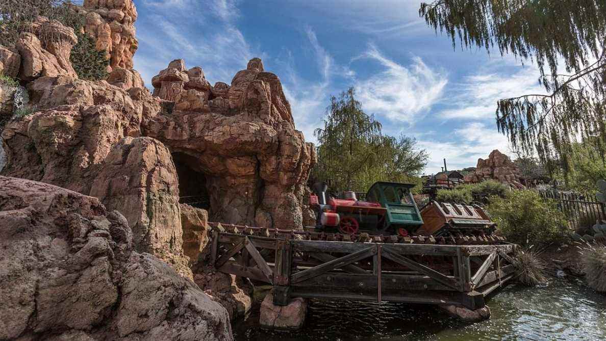  Que se passe-t-il si un visiteur de Disneyland vomit sur un autre visiteur de Disneyland ?  Grâce à Viral Post, nous avons les détails (graphiques)
