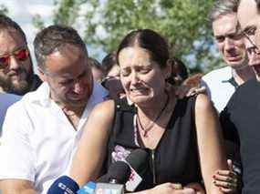 Amélie Lemieux est réconfortée par des membres de sa famille lors d'un discours à la mémoire de ses deux filles, Romy et Norah, à Lévis en juillet 2020.