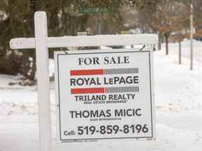 Une maison 'à vendre' signe à London, Ont.