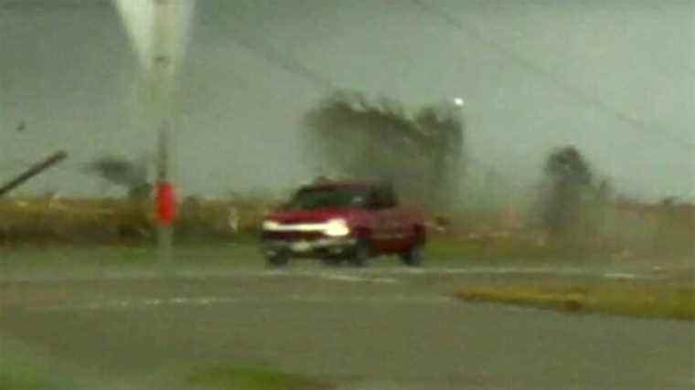 Regardez un Chevy Silverado partir miraculeusement après qu’une tornade l’ait renversé