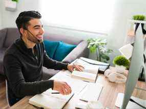 Un employé de bureau travaillant à domicile.