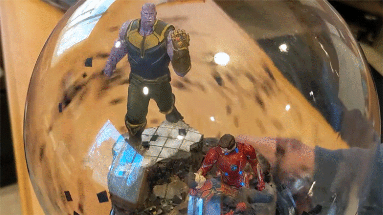 Revivez la désintégration déchirante de Spider-Man avec cette boule à neige personnalisée Avengers : Infinity War