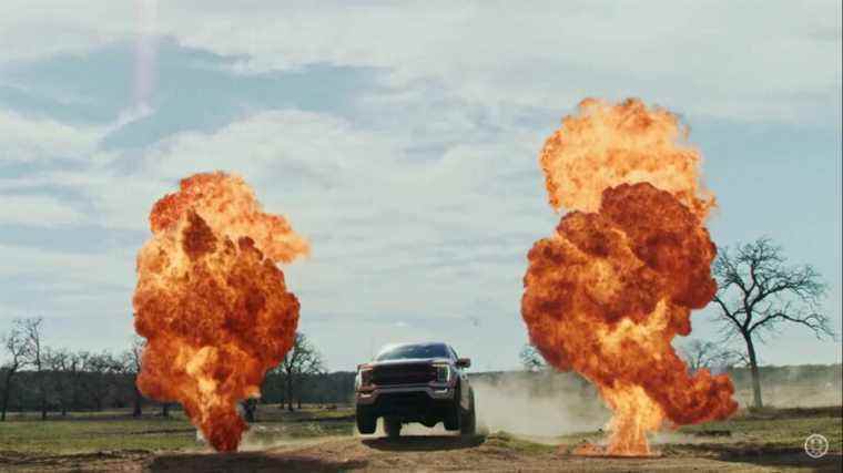 Roush F-150 + Café + Explosions + Bucky Lasek = Quelle que soit cette vidéo