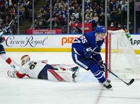 Ilya Mikheyev des Maple Leafs marque sur le gardien des Panthers de la Floride Spencer Knight lors de la troisième période au Scotiabank Arena le dimanche 27 mars 2022.