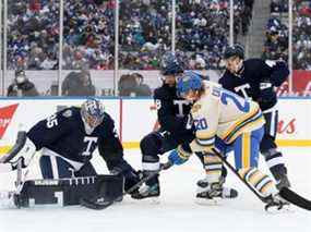 Le gardien des Maple Leafs Petr Mrazek bloque un tir de Cody Eakin des Sabres de Buffalo lors de la deuxième période de la Classique Héritage au Tim Hortons Field le 13 mars 2022 à Hamilton.