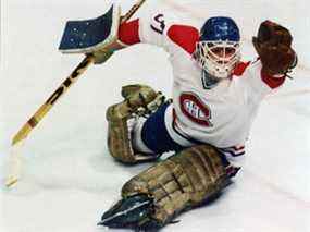 Le gardien des Canadiens, Steve Penney, tente l'arrêt du gant lors de sa victoire de 4-2 en séries éliminatoires contre les Islanders de New York à Montréal le 26 avril 1984.