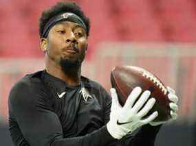 Calvin Ridley des Falcons d'Atlanta s'échauffe avant le match de son équipe contre les Panthers de la Caroline au stade Mercedes-Benz le 31 octobre 2021 à Atlanta.