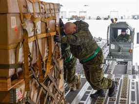 Des membres des Forces armées canadiennes chargent du matériel militaire à destination de l'Ukraine à bord d'un CC-177 Globemaster à la BFC Trenton.