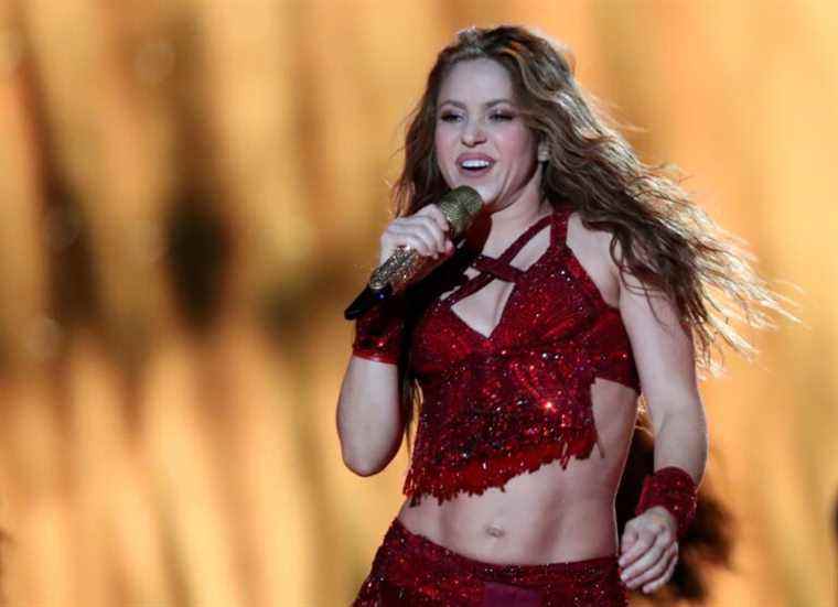 Shakira dort « comme une grenouille » les jambes croisées