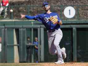 L'arrêt-court des Dodgers de Los Angeles Trea Turner (35 ans) fait le jeu lors d'un match d'entraînement de printemps contre les White Sox de Chicago au Camelback Ranch-Glendale.