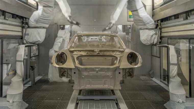 S’il vous plaît profiter de regarder une Porsche 911 GT3 être assemblée