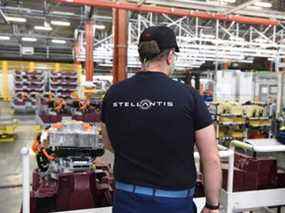 Un employé travaille sur une chaîne de montage de moteurs électriques à l'usine du constructeur automobile Stellantis à Tremery, dans l'est de la France.