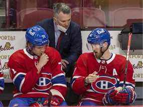 L'entraîneur-chef par intérim des Canadiens de Montréal, Martin St. Louis, a une conversation avec Jake Evans, à gauche, et Paul Byron lors de la troisième période contre les Capitals de Washington à Montréal le 10 février 2022.