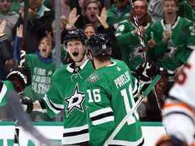 Si les Stars de Dallas se retirent de la course aux séries éliminatoires dans l'Ouest, deux joueurs de premier plan qui pourraient potentiellement être traités avant la date limite du 21 mars sont le défenseur John Klingberg (à gauche) et l'attaquant Joe Pavelski.