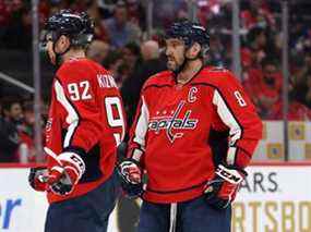 Evgeny Kuznetsov (à gauche) et Alex Ovechkin des Capitals de Washington sont deux des vedettes russes de la LNH.  CCM Hockey a cessé d'utiliser Ovechkin et d'autres joueurs russes dans ses campagnes de marketing.