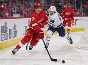 Michael Bunting, des Maple Leafs, qui poursuit Moritz Seider lors d'un match au Little Caesars Arena en janvier, terminera probablement derrière le défenseur des Wings lors du vote pour le trophée Calder.