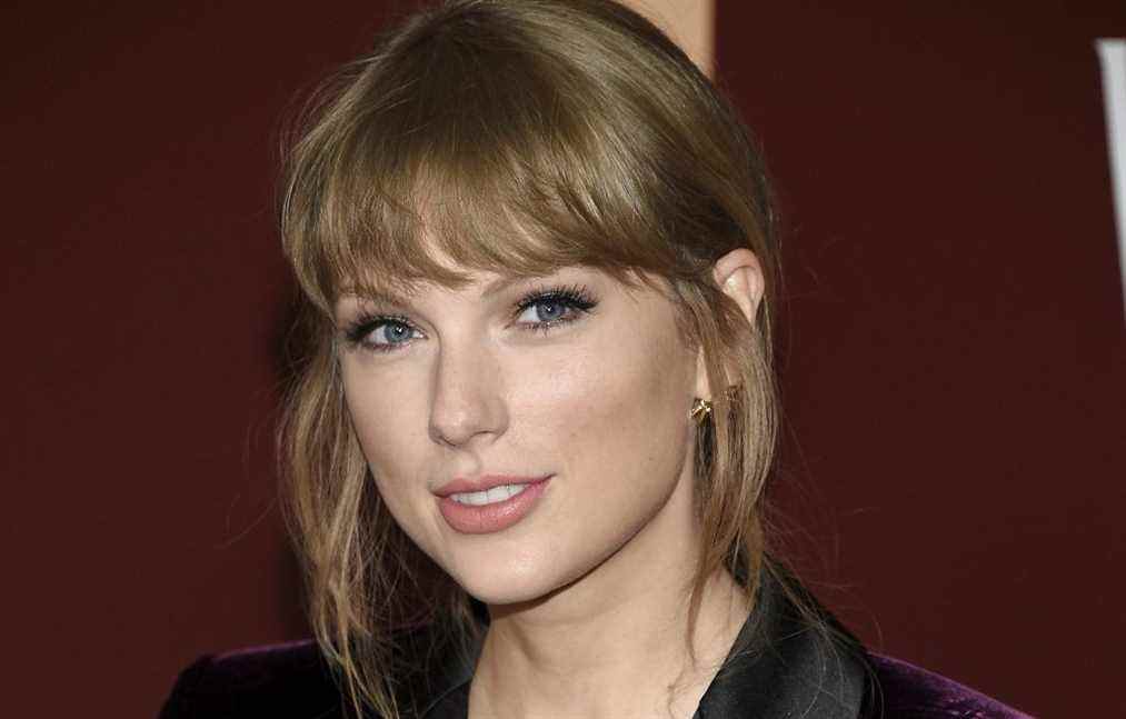 Taylor Swift recevra un doctorat honorifique de l'Université de New York et prendra la parole lors de l'ouverture du Yankee Stadium.
	
	
