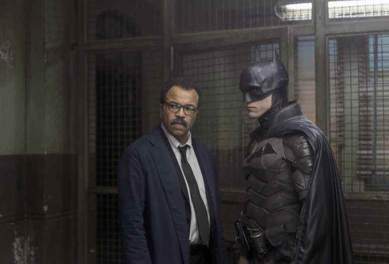 THE BATMAN, de gauche à droite : Jeffrey Wright dans le rôle de James Gordon, Robert Pattinson dans le rôle de Batman, 2022. ph : Jonathan Olley / © Warner Bros. / Courtesy Everett Collection