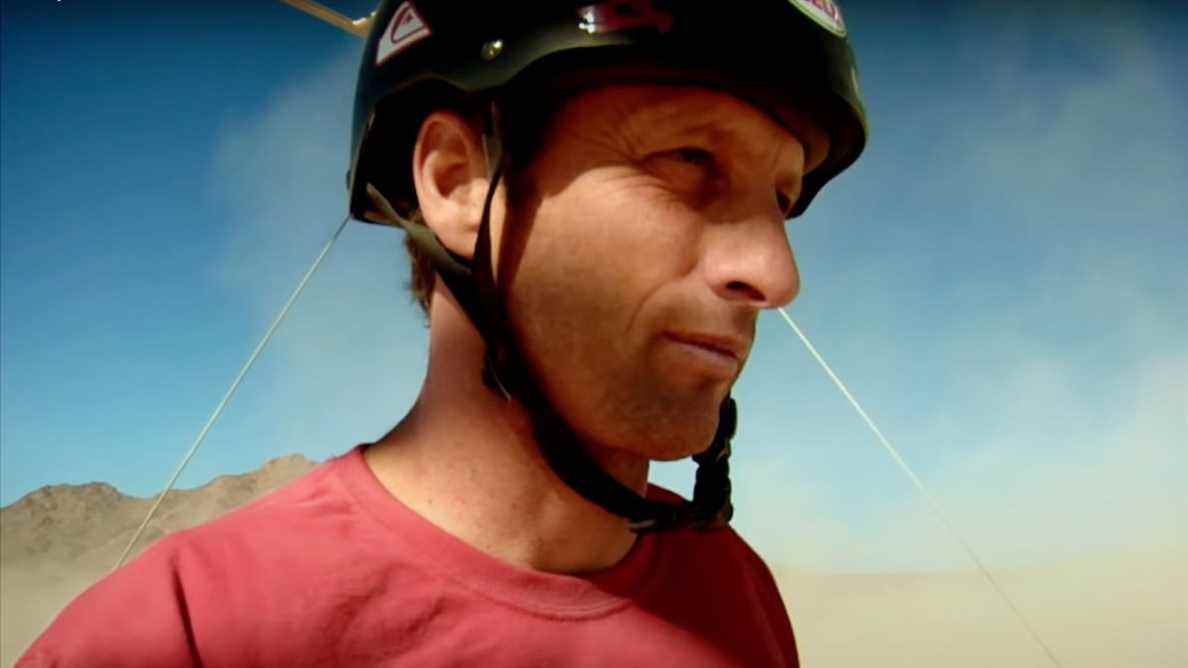 Tony Hawk, 53 ans, parle de sa blessure au fémur et de son 