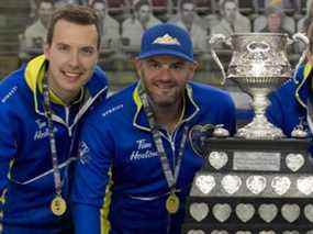 Après avoir remporté ensemble le Brier Tim Hortons 2021, Brendan Bottcher (à gauche) et Darren Moulding (à droite) seront des adversaires dans un match de ronde préliminaire très attendu samedi.  5 mars 2022.