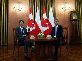 Le Premier ministre canadien Justin Trudeau et le Premier ministre polonais Mateusz Morawiecki se rencontrent, au milieu de l'invasion de l'Ukraine par la Russie, à Varsovie, en Pologne, le 10 mars 2022.