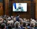 Le président ukrainien Volodymyr Zelenskyy pose sa main sur sa poitrine en écoutant le premier ministre canadien Justin Trudeau prononcer son discours d'ouverture avant de s'adresser au Parlement canadien, mardi 15 mars à Ottawa.  LA PRESSE CANADIENNE/Adrian Wyld