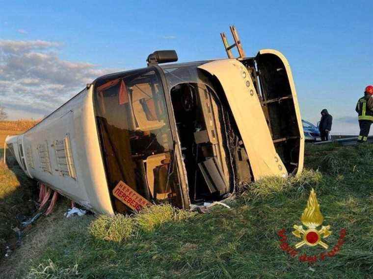 Un bus transportant des dizaines d’Ukrainiens se renverse en Italie, un mort, plusieurs blessés