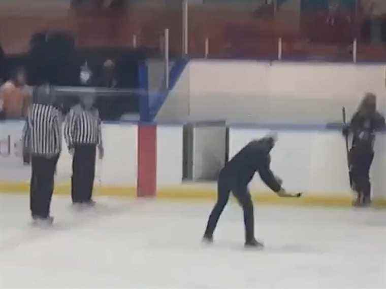 Un entraîneur de hockey mineur de l’Ontario terrassé après avoir lancé un bâton sur un arbitre: Police