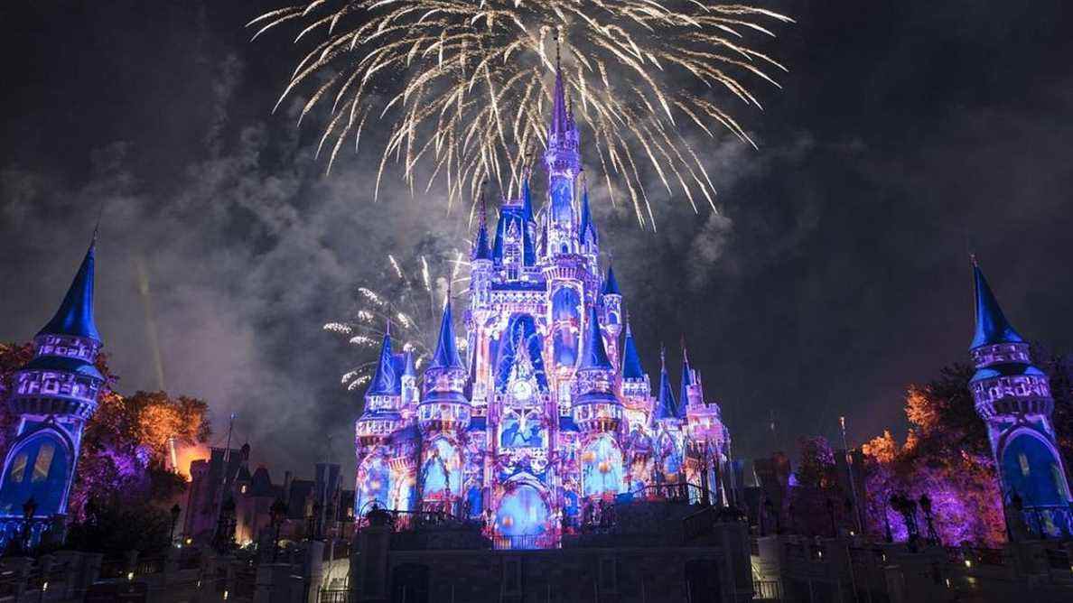 Un parc Disney a ajouté des drones à son spectacle nocturne, et c'est incroyable
