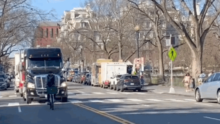 Un seul motard ralentit le convoi de personnes pendant qu’un organisateur de camionneur rentre chez lui