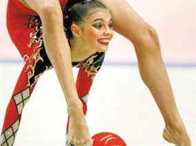 La championne du monde Alina Kabaeva, de Russie, organise l'événement de balle aux Championnats du monde de gymnastique rythmique à Tokyo le 10 octobre 1999. Kabaeva a marqué 10 points parfaits dans les quatre événements pour remporter le titre individuel tout autour.