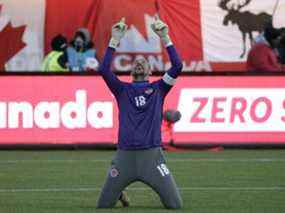 Le gardien de but canadien Milan Borjan réagit après une victoire de 2-0 contre les États-Unis lors d'un match de qualification pour la Coupe du Monde de la FIFA 2022 au Tim Hortons Field à Hamilton, en Ontario, le 30 janvier 2022. Le Canada peut officiellement se qualifier pour la Coupe du Monde avec un gagner au Costa Rica jeudi.