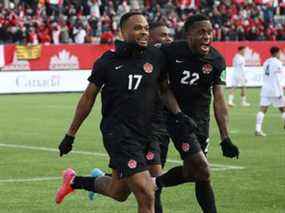 Les Canadiens Cyle Larin (17) et Richie Laryea (22) célèbrent leur but contre les États-Unis au Tim Hortons Field à Hamilton, en Ontario, le 30 janvier 2022.