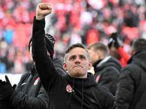 L'entraîneur-chef du Canada, John Herdman, réagit aux fans après une victoire contre la Jamaïque au BMO Field qui a permis de se qualifier pour la Coupe du monde de la FIFA 2022 le 27 mars 2022.