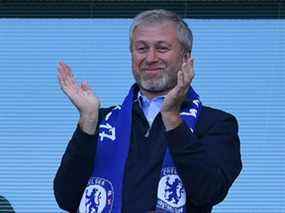 Le propriétaire russe de Chelsea, Roman Abramovich, applaudit, alors que les joueurs célèbrent leur victoire en championnat à la fin du match de football de Premier League entre Chelsea et Sunderland à Stamford Bridge à Londres le 21 mai 2017.