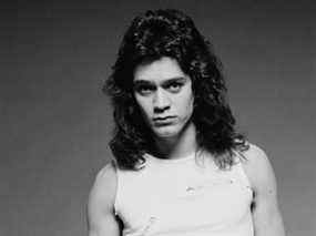 Eddie Van Halen, pose pour un portrait en studio, en 1978.