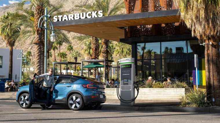 Volvo installe des bornes de recharge pour véhicules électriques dans les magasins Starbucks